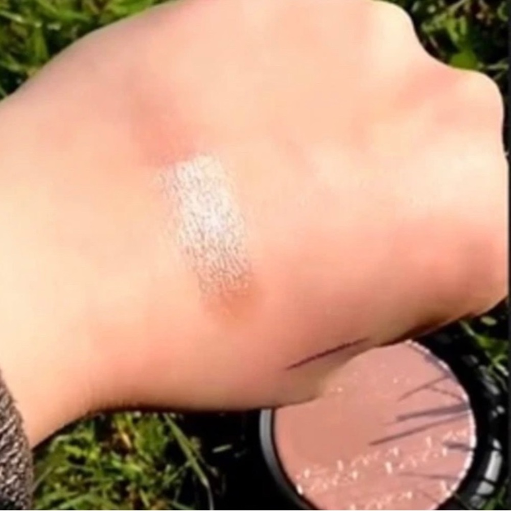 MAC Cosmetics Shimmering superb extra dimension skin finish Gold Highlighter - Picture 5 of 5